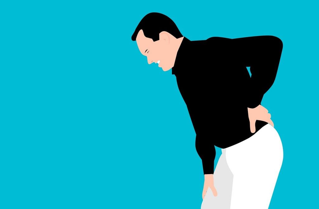 un travailleur a mal au dos après une journée de télétravail