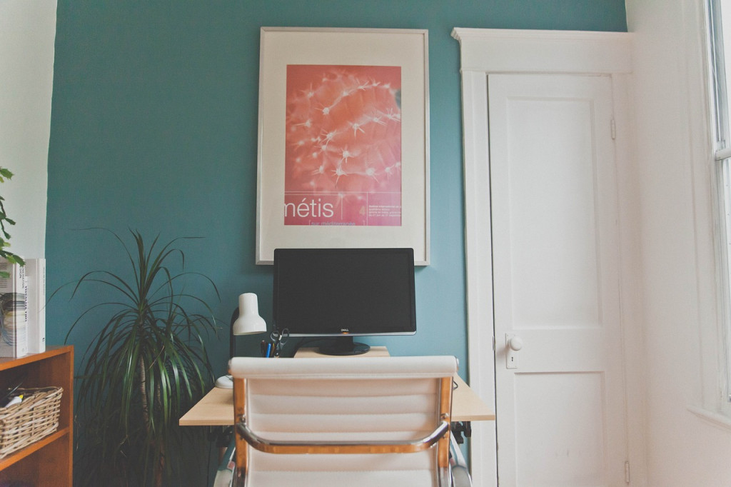 un petit bureau aménagé dans un petit espace de la chambre